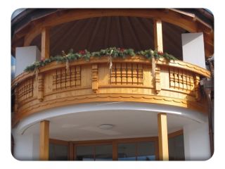 holzbalkon-189-mit-rundung.jpg