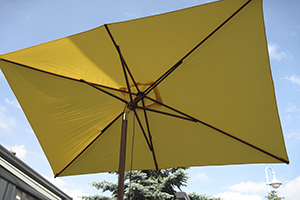 Bild eines gelben Holz-Sonnenschirmes